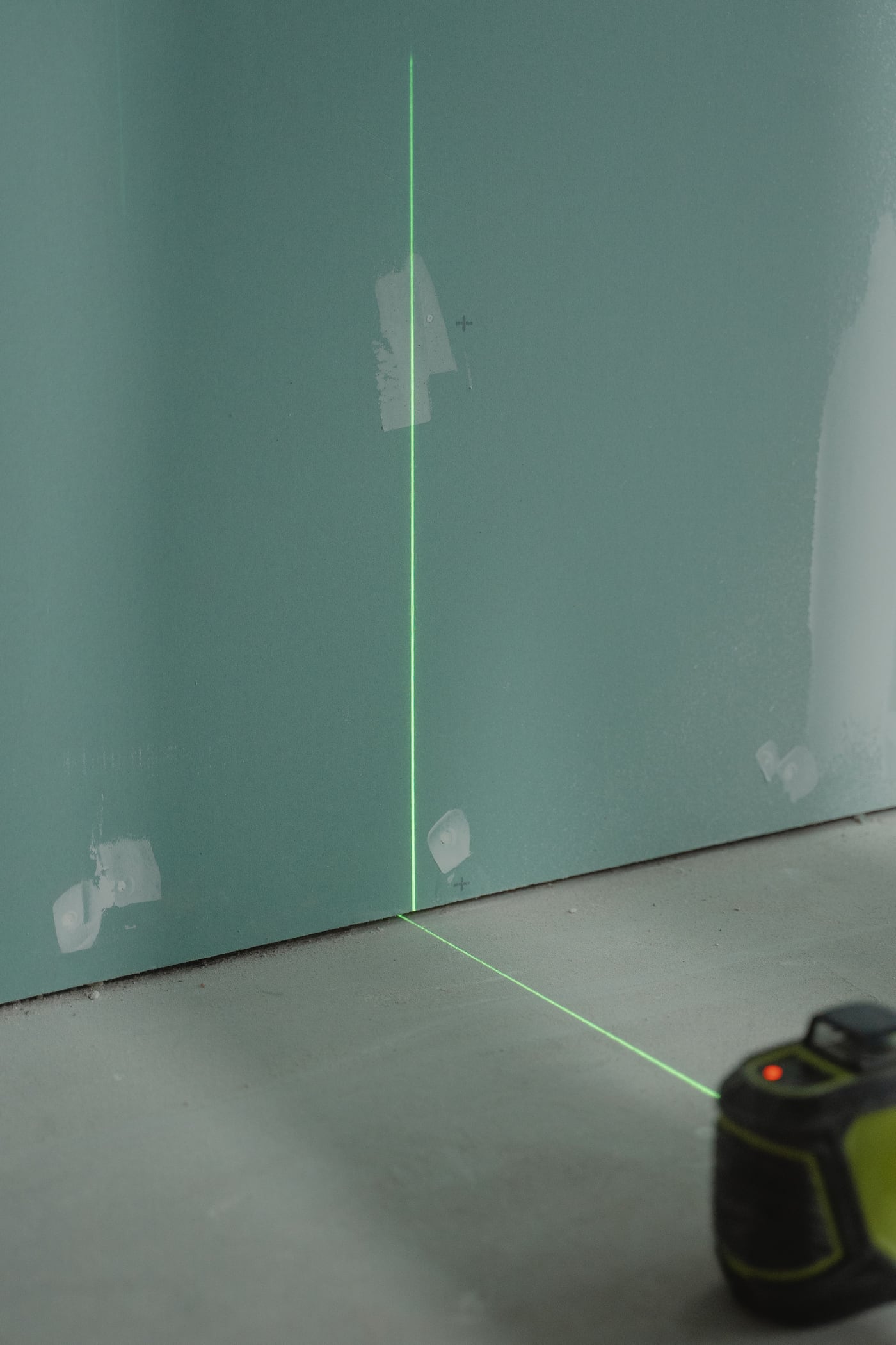 Nivellierlaser des Trockenbauers auf einer frisch montierten Deckenplatte