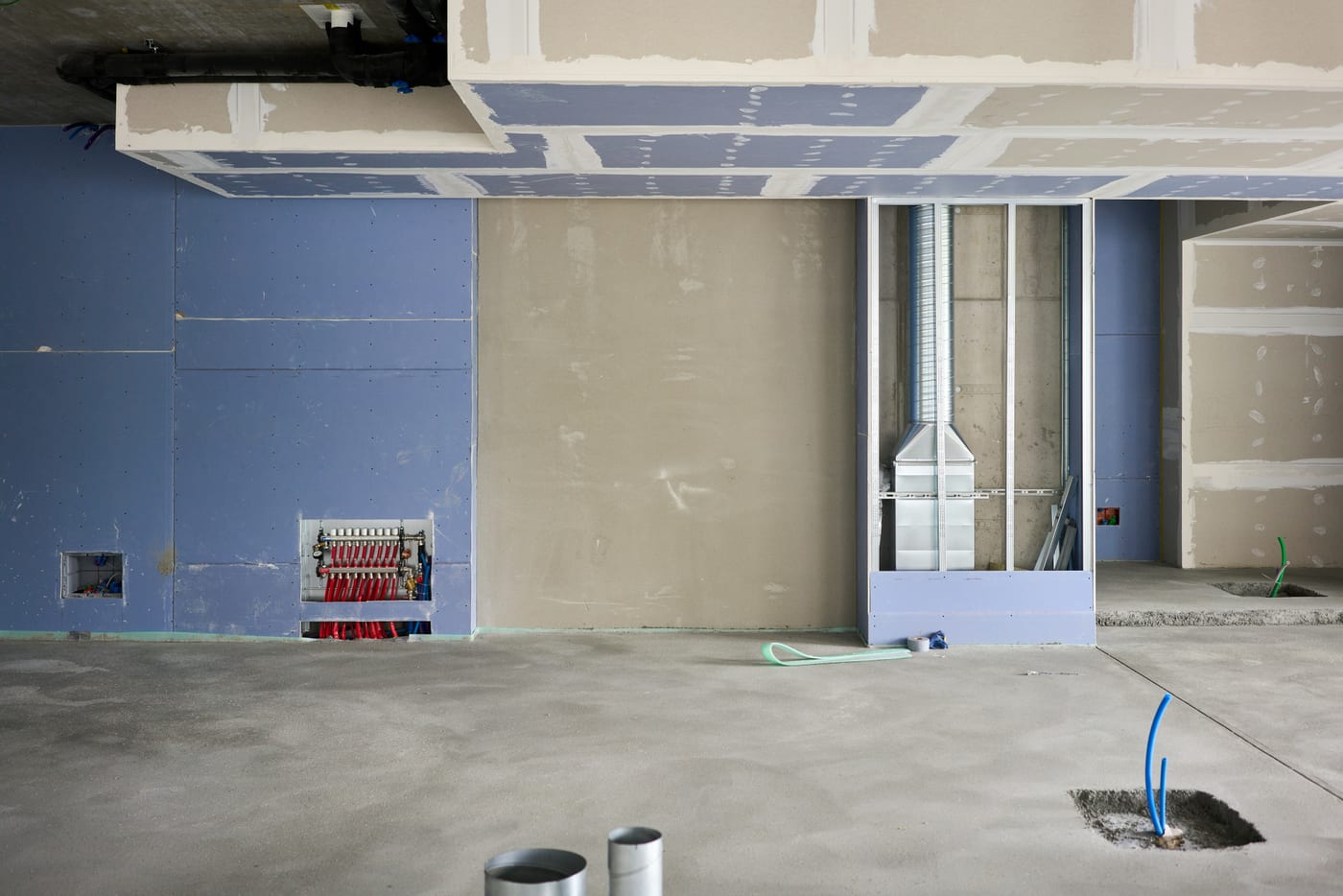 Vom Trockenbauer gesetzte Feuchtraumplatten im Rohbau mit vorbereiteter Elektroinstallation