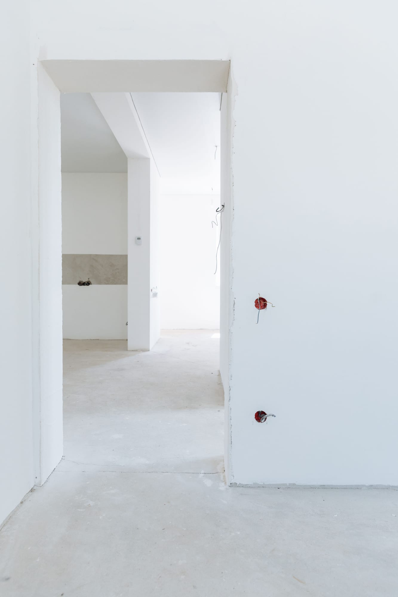 Türdurchgang zu einem Raum im Rückbau vor dem Neuaufbau durch den Trockenbauer